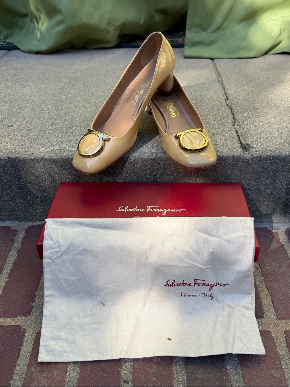 Salvatore Ferragamo patent leather "Taissa" pumps - Size 9 ยฝ B